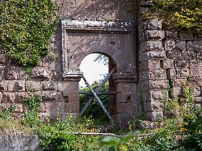 Burg Guirbaden Ausgang in der westlichen Palas Wand