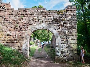 Burg Guirbaden Eingangstor der südlichen Vorburg - Ansicht von Westen