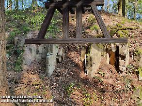 Kirnburg - Befund der Brückenwiderlager im Vorwerkgraben mit Rekonstruktion der Jochbrücke