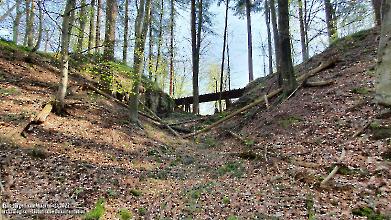 Kirnburg - Befund der Brückenwiderlager im Vorwerkgraben mit Rekonstruktion der Jochbrücke. Ansicht von Westen